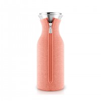 Eva Solo Графин Fridge в неопреновом текстурном чехле, 1 л, персиковый Eva Solo Графин Fridge в неопреновом текстурном чехле, 1 л, персиковый